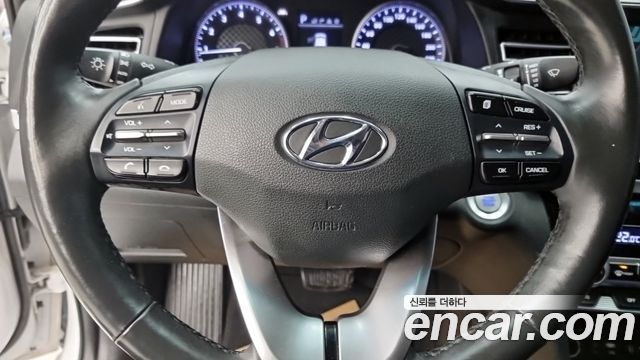 Hyundai AVANTE 2019 — photo 12