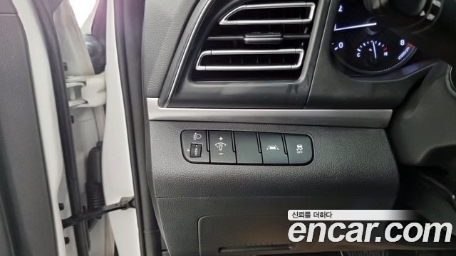 Hyundai AVANTE 2019 — photo 16