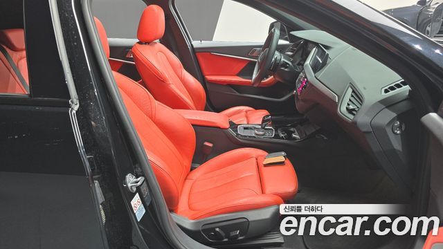 BMW 1-Series 2022 — photo 10