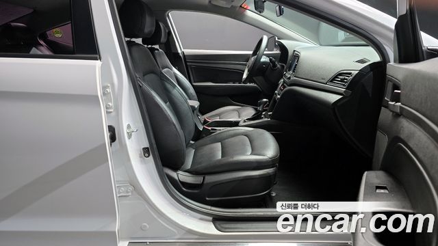 Hyundai AVANTE 2017 — photo 10