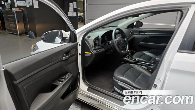 Hyundai AVANTE 2017 — photo 11