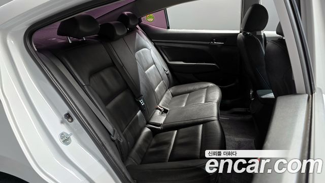 Hyundai AVANTE 2017 — photo 12
