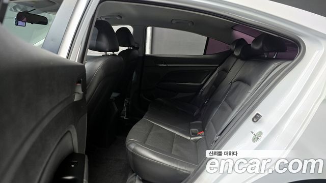 Hyundai AVANTE 2017 — photo 13