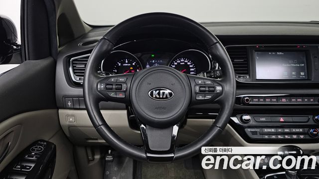 Kia Canival 2015 — photo 13