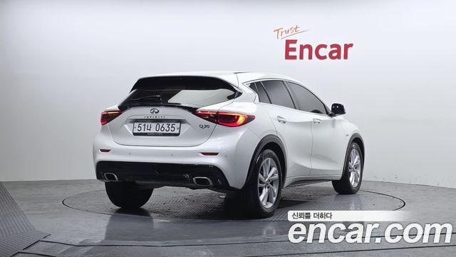 Infiniti Q30 2019 — photo 2