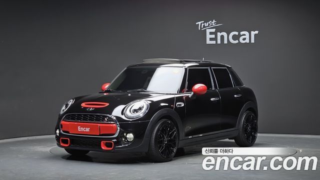Mini Cooper 2018 — photo 1