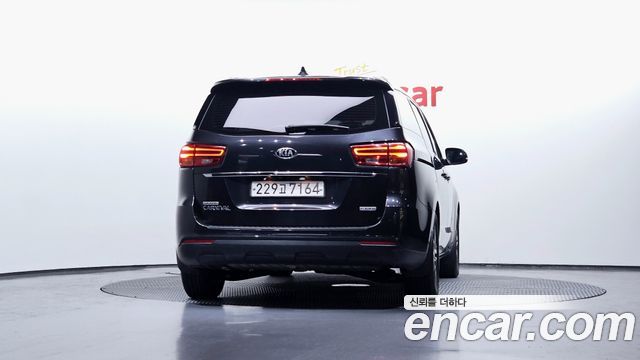 Kia Canival 2021 — photo 4