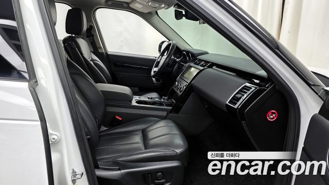 Land Rover Discovery 2019 — photo 11