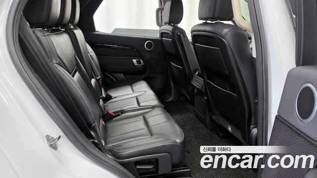 Land Rover Discovery 2019 — photo 12