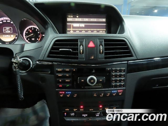 Mercedes-Benz E-Class 2012 — photo 8