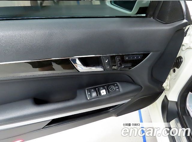 Mercedes-Benz E-Class 2012 — photo 10