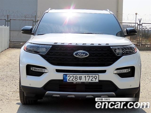 Ford Explorer 2022 — photo 1
