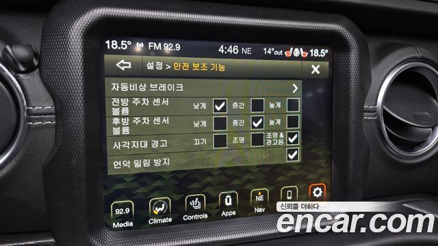 Jeep Wrangler 2021 — photo 16