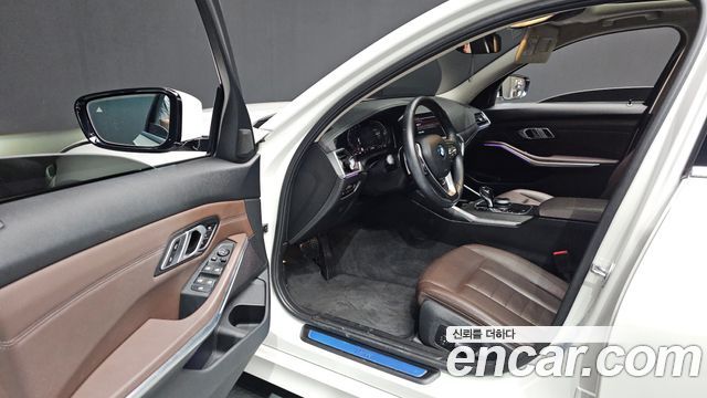 BMW 3-Series 2021 — photo 10