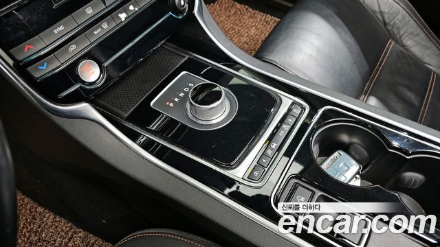 Jaguar XE 2016 — photo 9