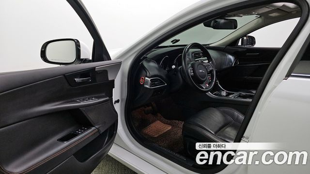 Jaguar XE 2016 — photo 10