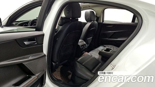 Jaguar XE 2016 — photo 11
