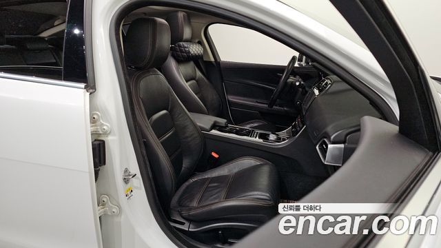 Jaguar XE 2016 — photo 12