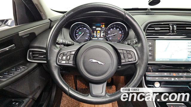 Jaguar XE 2016 — photo 15