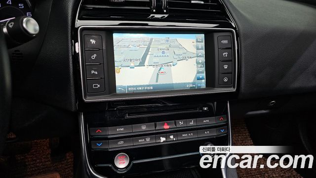 Jaguar XE 2016 — photo 17