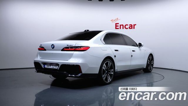 BMW 7-Series 2023 — photo 2