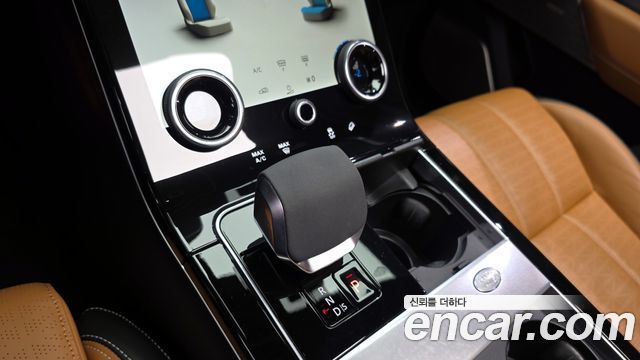 Land Rover Range Rover Velar 2022 — photo 9
