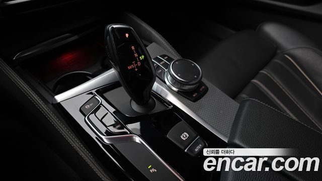 BMW 5-Series 2018 — photo 9