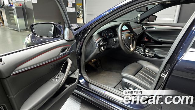 BMW 5-Series 2018 — photo 11