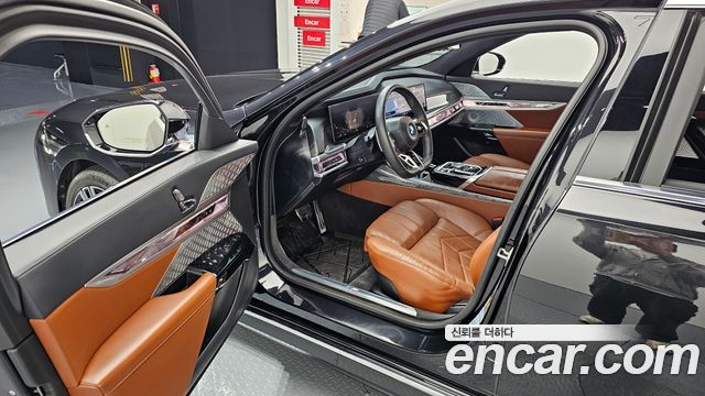 BMW 7-Series 2023 — photo 11