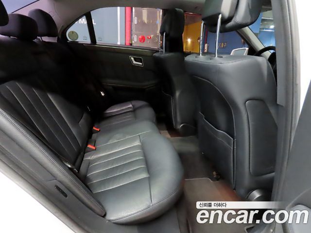 Mercedes-Benz E-Class 2013 — photo 11