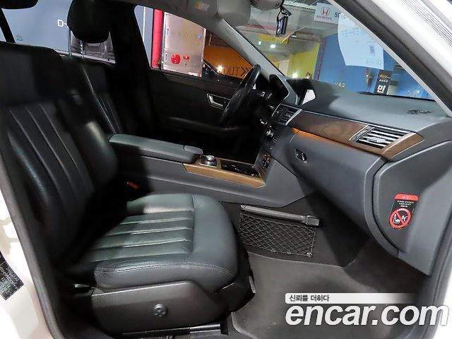 Mercedes-Benz E-Class 2013 — photo 12