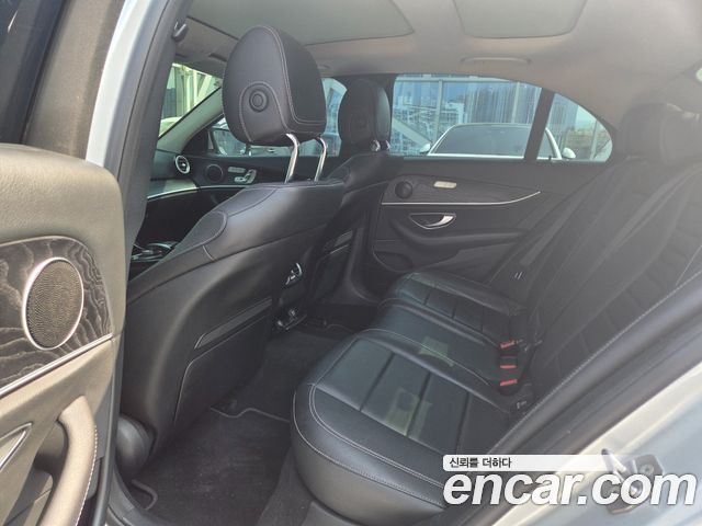 Mercedes-Benz E-Class 2017 — photo 11