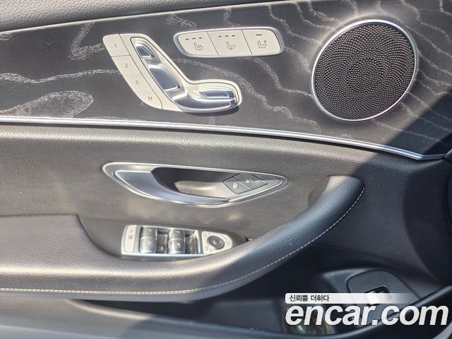 Mercedes-Benz E-Class 2017 — photo 15