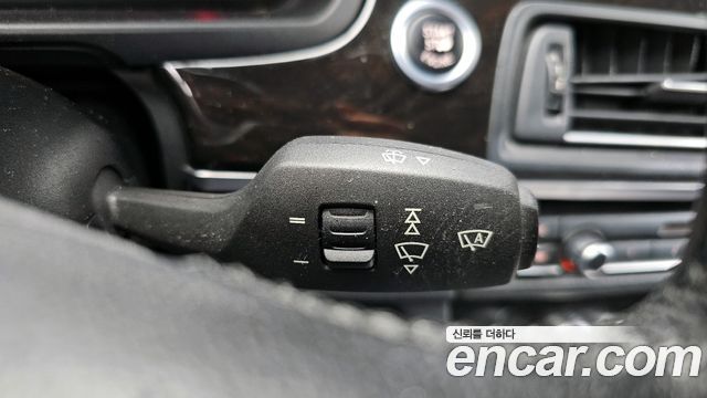 BMW 5-Series 2011 — photo 16