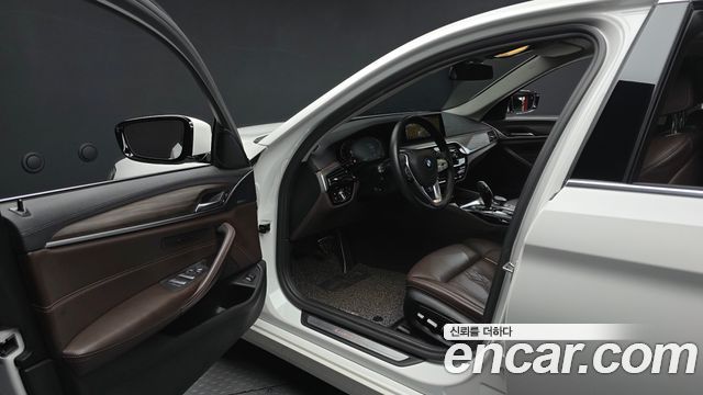 BMW 5-Series 2020 — photo 10