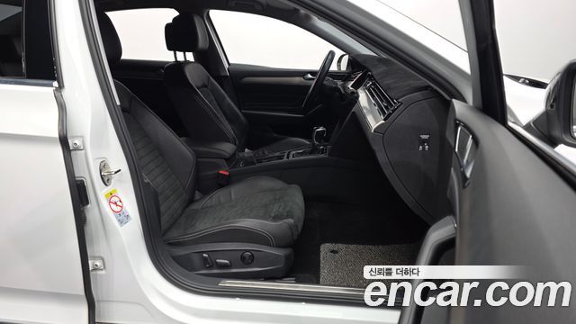 Volkswagen Passat 2022 — photo 11
