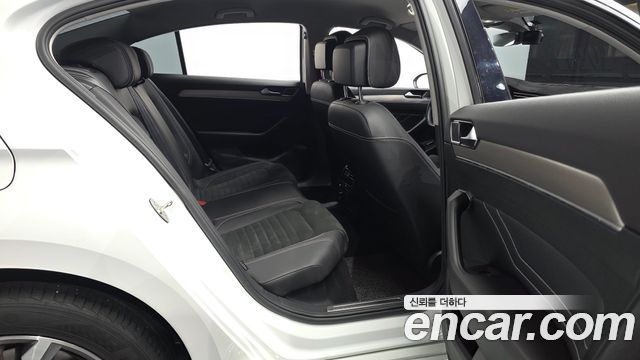 Volkswagen Passat 2022 — photo 12