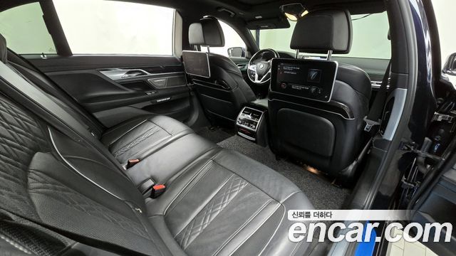 BMW 7-Series 2017 — photo 12