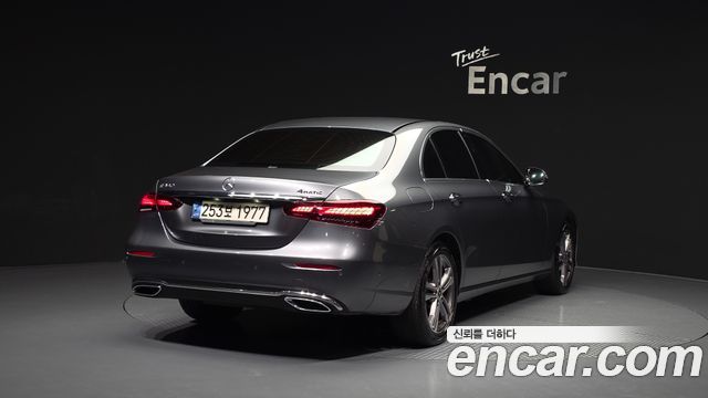 Mercedes-Benz E-Class 2022 — photo 2
