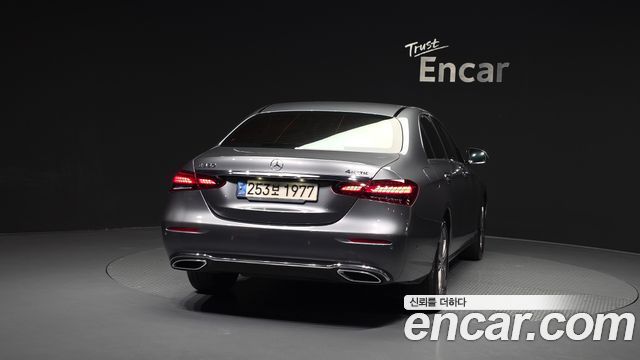 Mercedes-Benz E-Class 2022 — photo 4