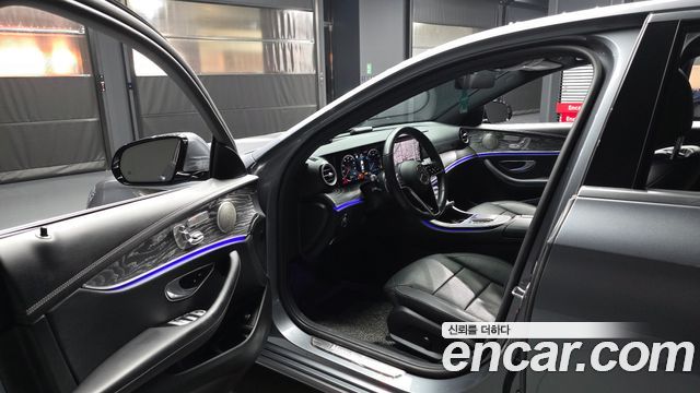 Mercedes-Benz E-Class 2022 — photo 10