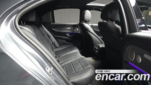 Mercedes-Benz E-Class 2022 — photo 12
