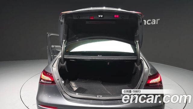 Mercedes-Benz E-Class 2022 — photo 20