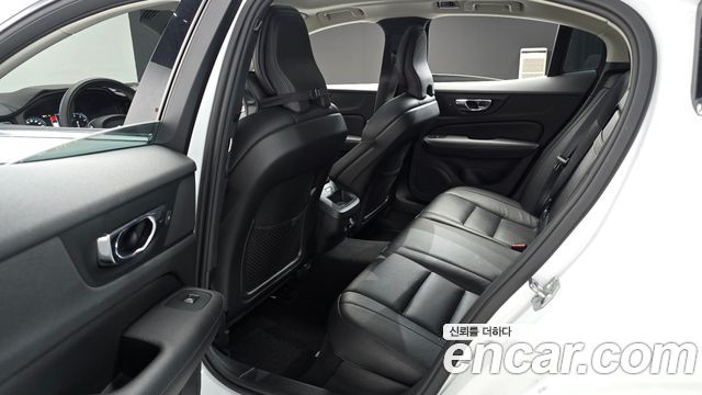 Volvo S60 2020 — photo 17