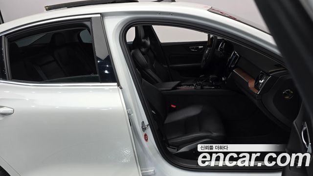 Volvo S60 2020 — photo 16