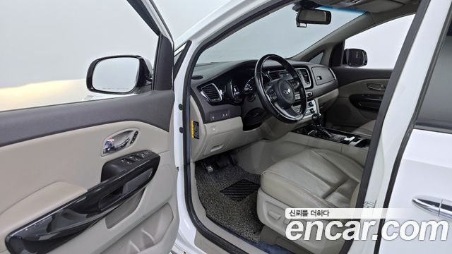 Kia Canival 2016 — photo 10