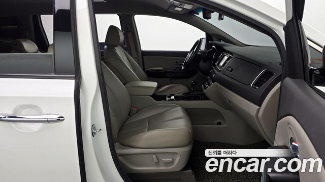 Kia Canival 2016 — photo 11