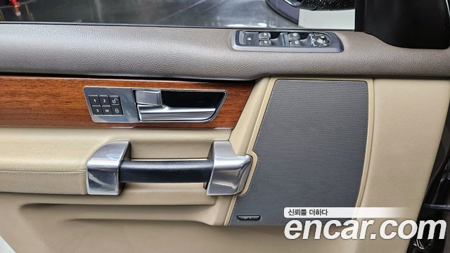 Land Rover Discovery 2016 — photo 14