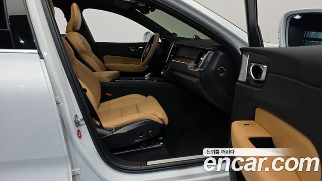 Volvo XC60 2022 — photo 11
