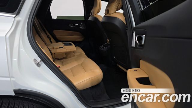 Volvo XC60 2022 — photo 12
